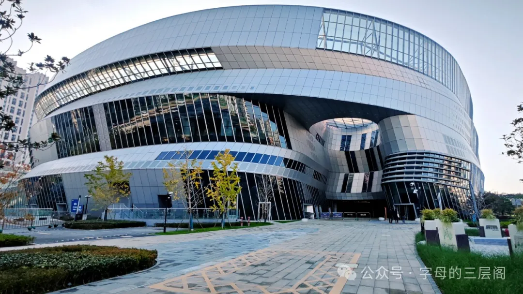 路过一个共享的文体活动中心 路过一个共享的文体活动中心