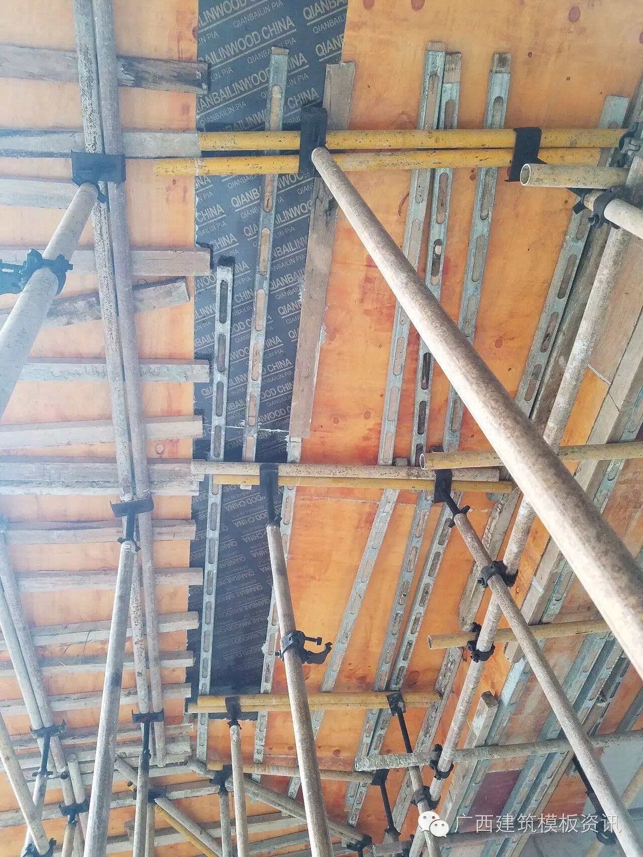 4,建筑模板接缝严密,减少建筑模板内芯空洞可增加建筑模板承压能力.