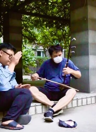 62岁毕福剑坐街头拉二胡，挺肚腩打扮不修边幅，宝刀未老被求直播