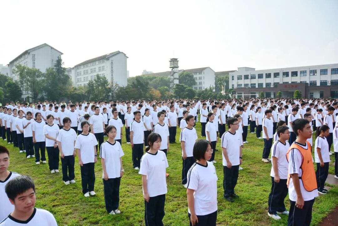 余姚高风中学举行新学期首次例行升国旗仪式