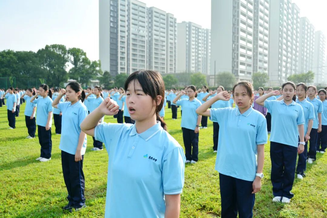 余姚高风中学举行新学期首次例行升国旗仪式