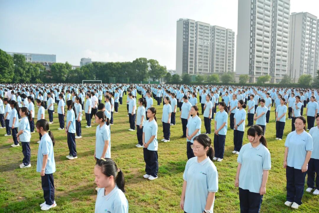 余姚高风中学举行新学期首次例行升国旗仪式