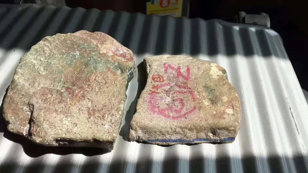 18000淘来的原石，一刀下去裂得惨不忍睹，货主却笑得合不拢