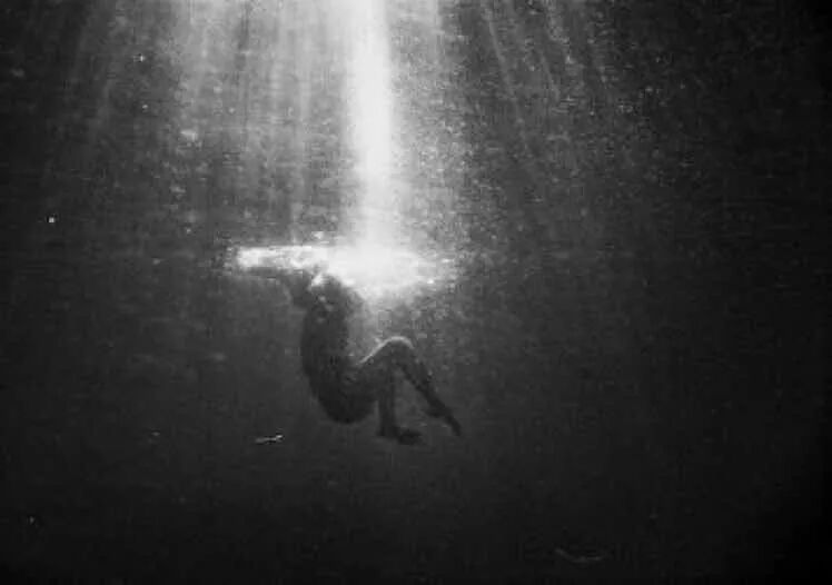 梦境深邃，解读梦见水里淹死陌生人的隐秘征兆