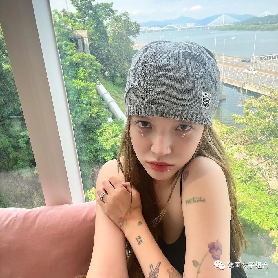 女爱豆在舌头上的纹身?泰妍主持的女团选秀太残忍?