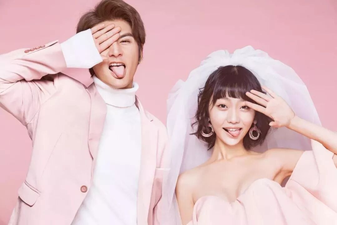 感受青春的气息，超甜粉色系婚纱照。