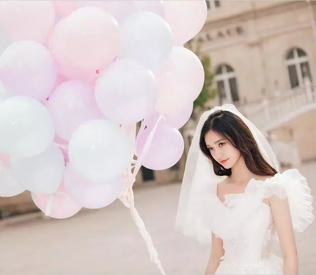 林允晒唯美婚纱写真，长发披肩手捧玫瑰，犹如城堡中的白雪公主！