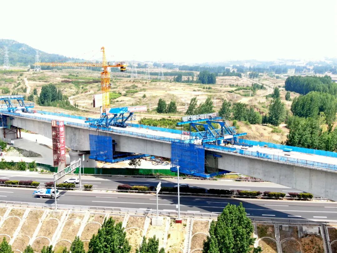 济莱高铁孝义水库特大桥120米连续梁顺利合龙