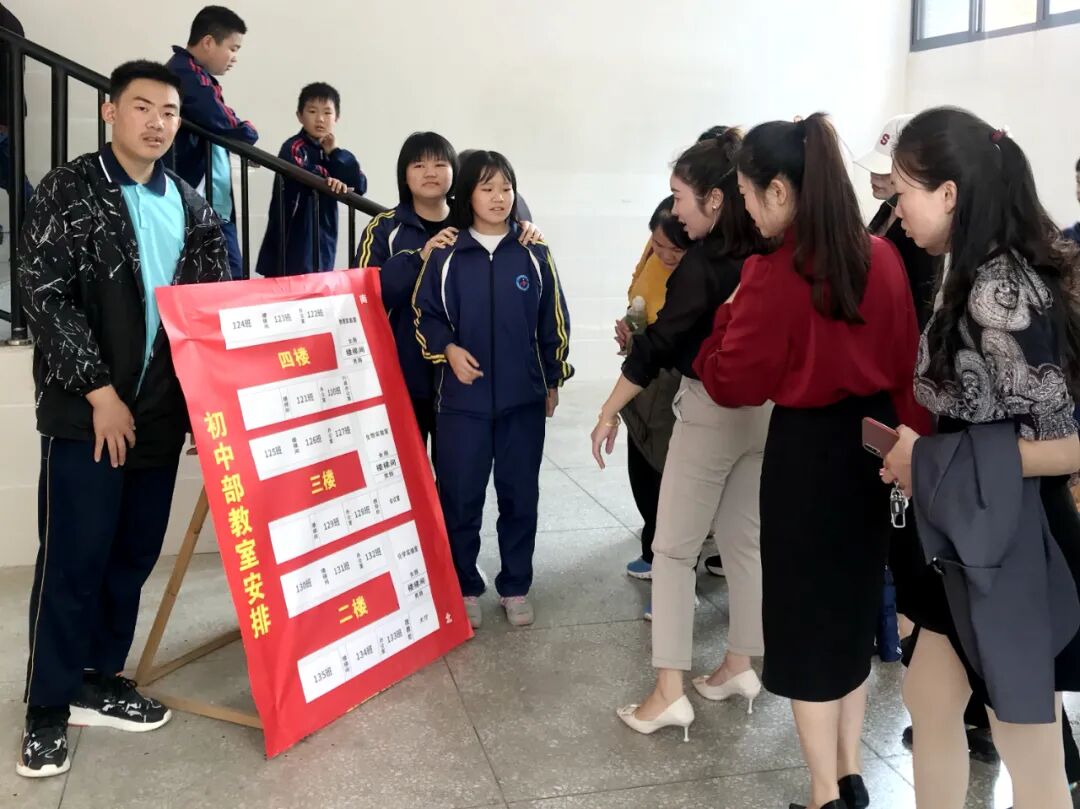 家校携手讲座内容心得_家校携手战疫情_欢迎家长会的黑板报