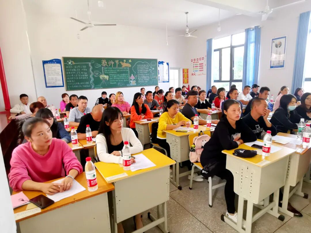 家校携手讲座内容心得_欢迎家长会的黑板报_家校携手战疫情