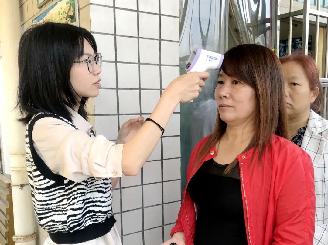 家校携手讲座内容心得_家校携手战疫情_欢迎家长会的黑板报