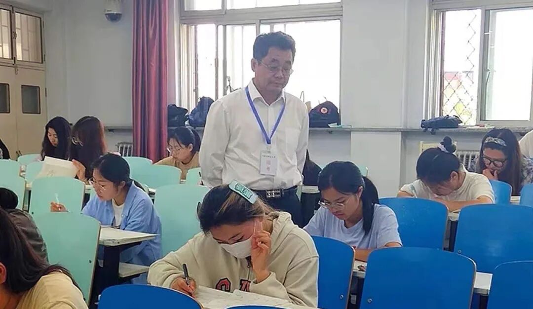 校领导深入期末考试现场巡视巡查