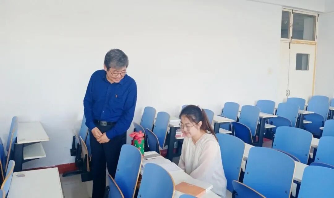 校领导深入期末考试现场巡视巡查