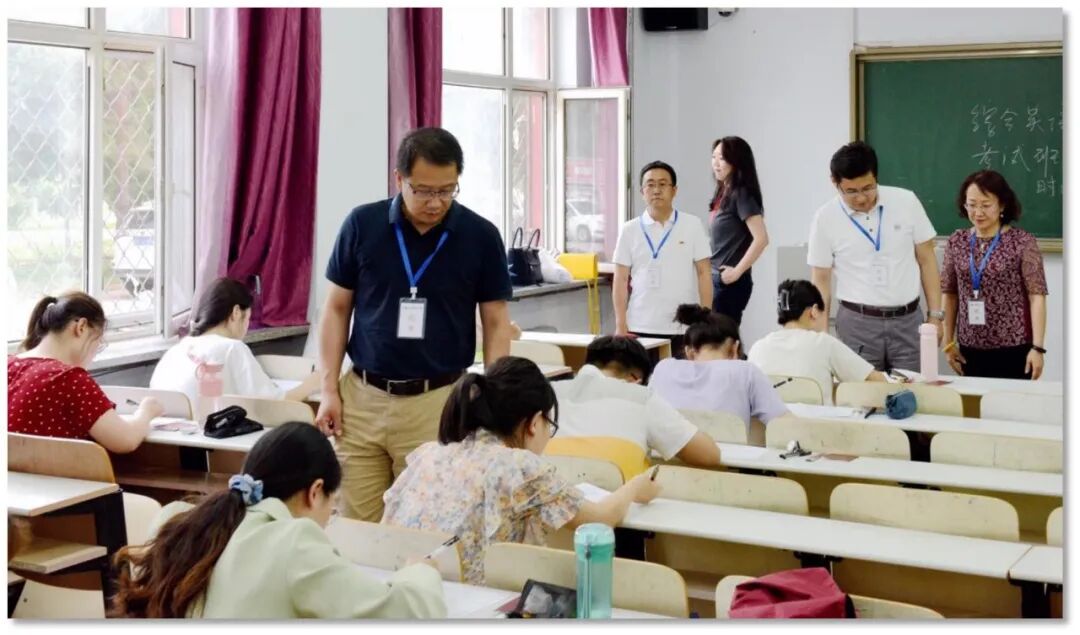校领导深入期末考试现场巡视巡查