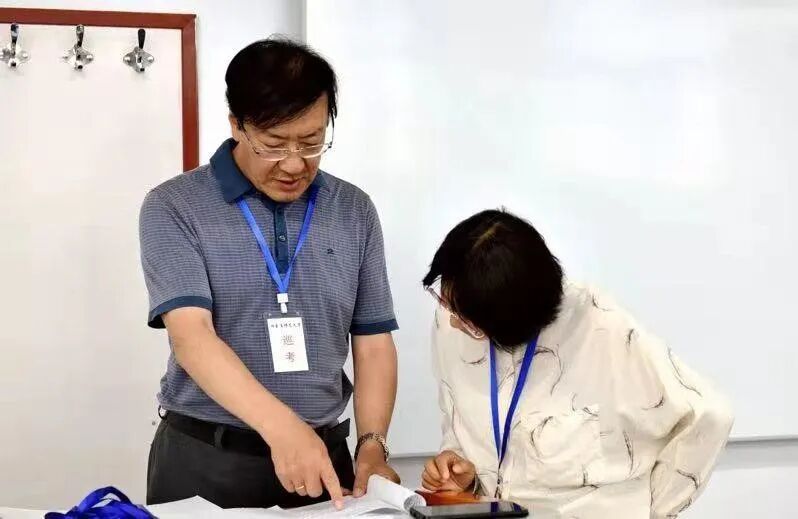 校领导深入期末考试现场巡视巡查