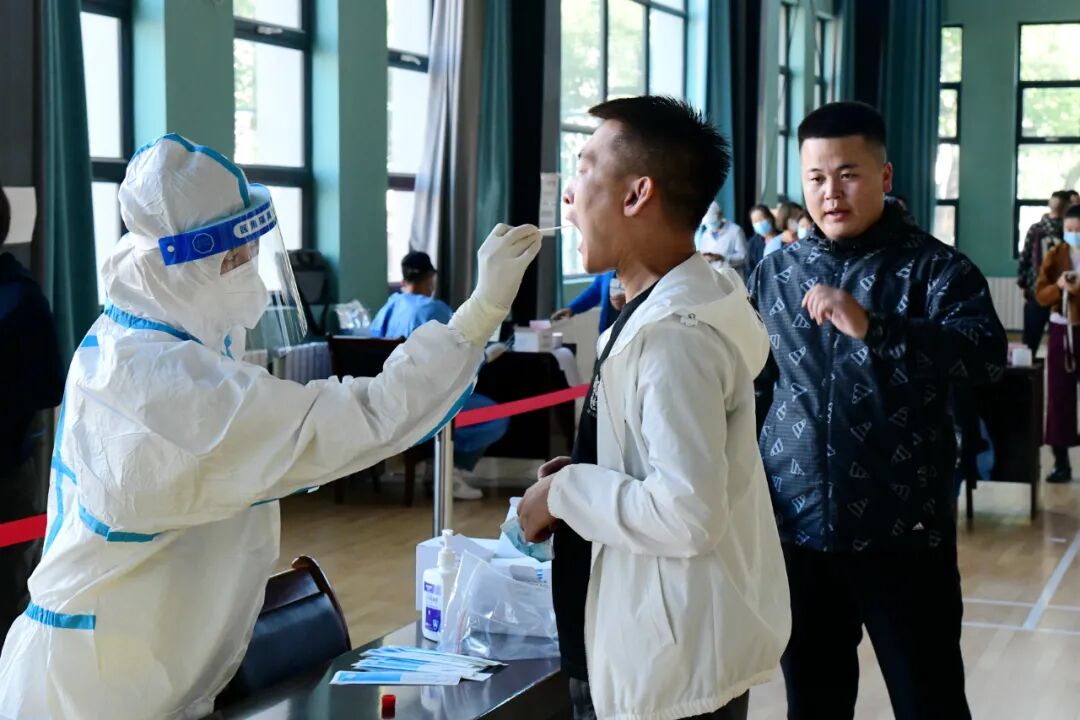 我校有序组织全校教职工和暑期留校学生开展全员核酸检测