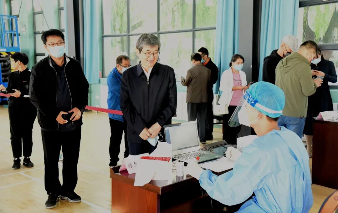 我校有序组织全校教职工和暑期留校学生开展全员核酸检测