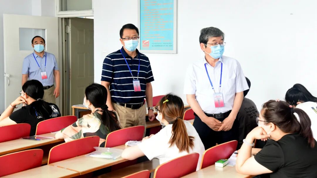 校领导深入2021年专职辅导员公开招聘笔试现场巡考