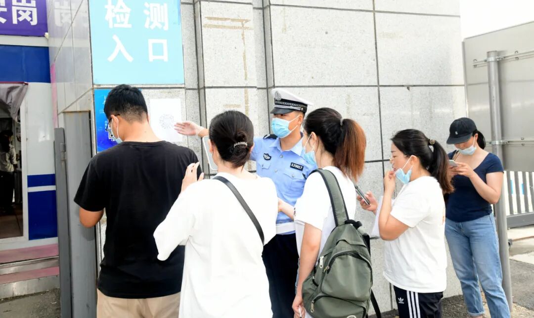 校领导深入2021年专职辅导员公开招聘笔试现场巡考