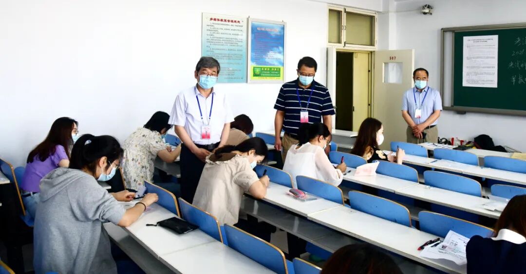 校领导深入2021年专职辅导员公开招聘笔试现场巡考