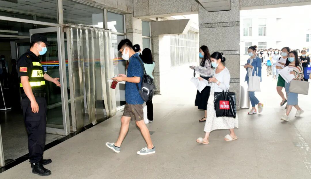 校领导深入2021年专职辅导员公开招聘笔试现场巡考