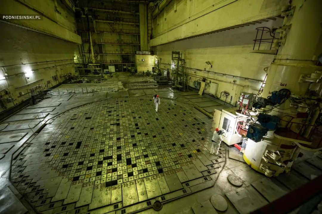 2019年8月,切尔诺贝利核电站中央控制室,计算机实时检测新石棺内的