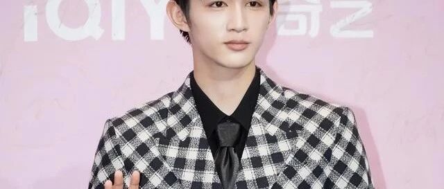 刘奕畅28岁:酒局成“鸿门宴”,一瓶洋酒砸碎了多少明星人设?