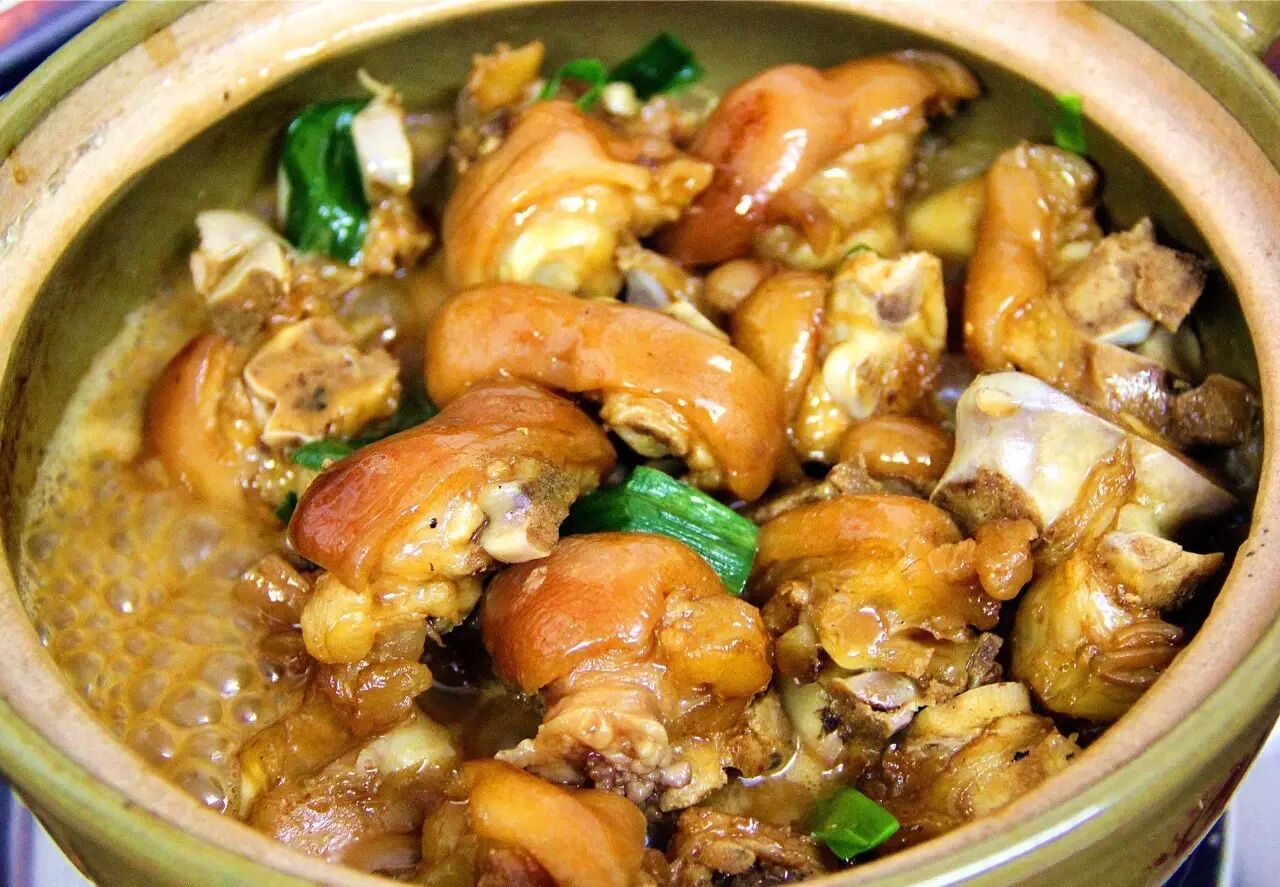 猪手吸取蚝鼓的鲜美精华,使得整煲猪手惹味程度更上一层楼!