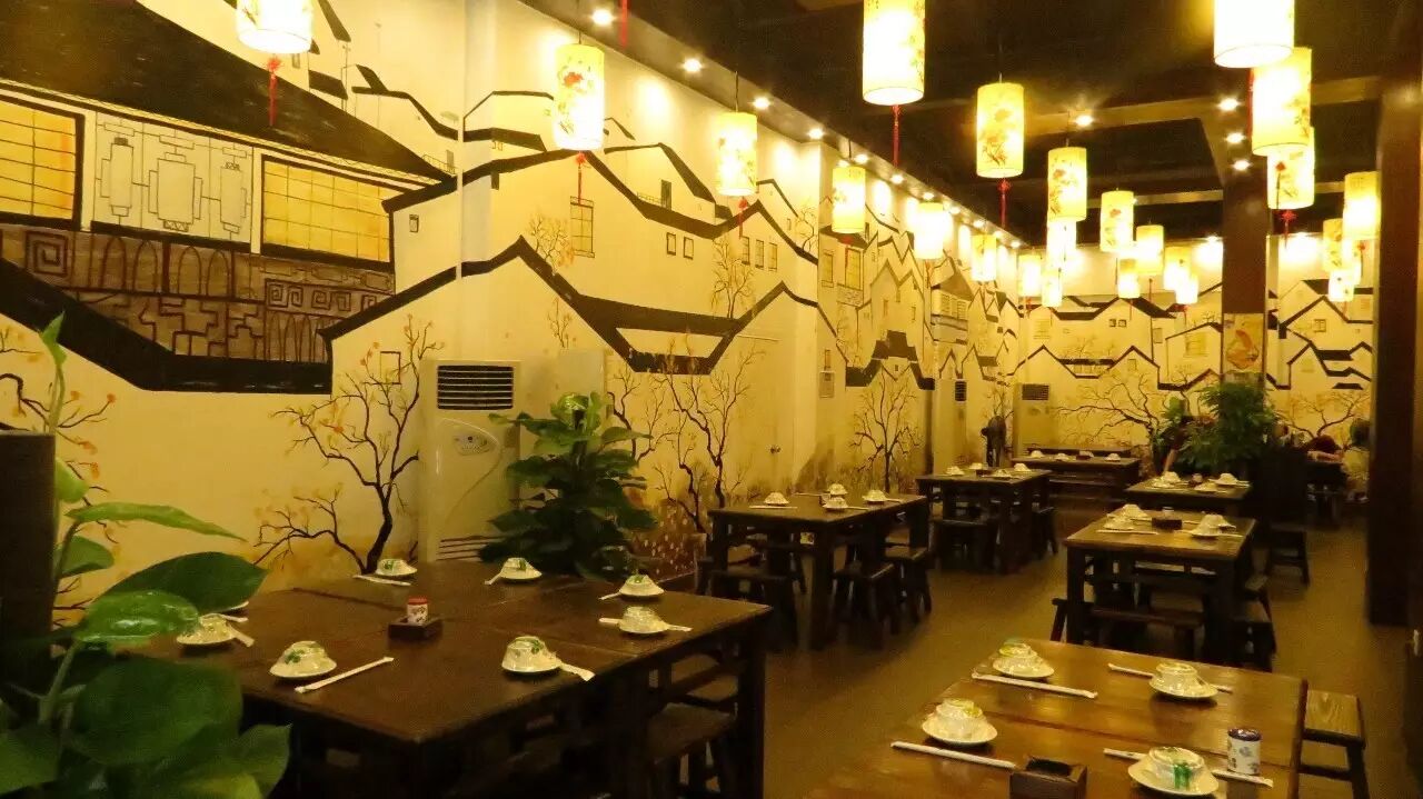 先来让大家见识下什么是 一家从装修到菜品都非常讲究的餐厅!