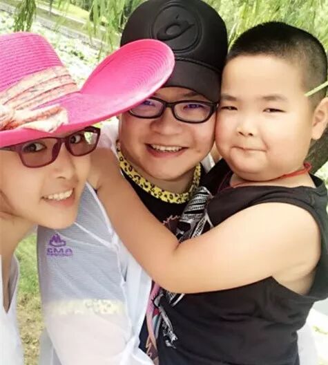 尚霏长相清纯甜美,又多才多艺,毕业于沈阳音乐学院附属艺术学院,是个