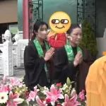 王祖贤参加寺庙活动，头发又黑又厚身材挺拔，即便不施粉黛也还漂亮，但身体却是56岁！