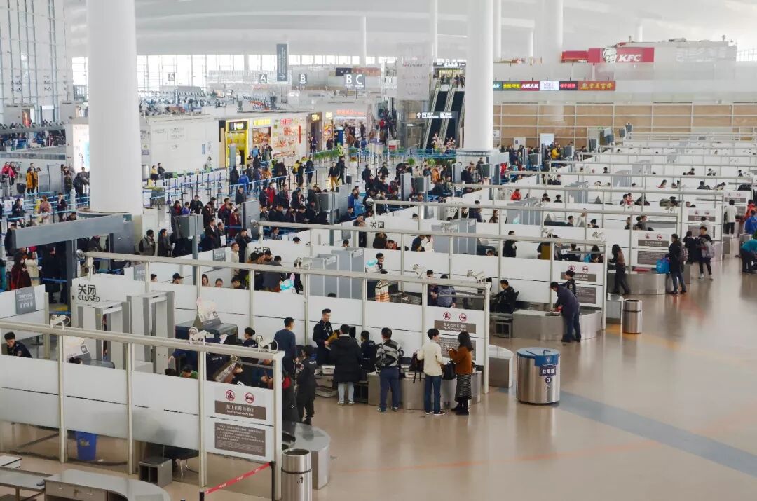 图为春运中繁忙的南京禄口国际机场/视觉江苏网