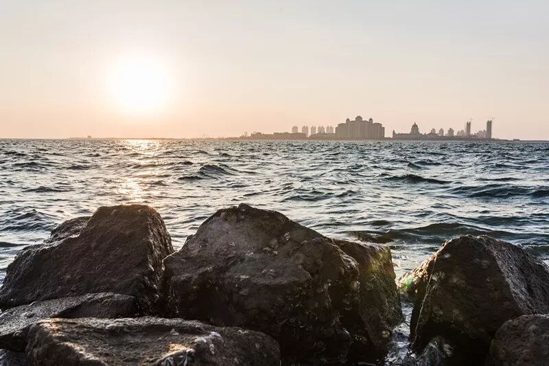 启东圆陀角，是长江和黄海的交汇处，也是江苏省早晨最早看到太阳的地方。崇启大桥通车之后，这里和上海浦东的距离不到一小时车程。