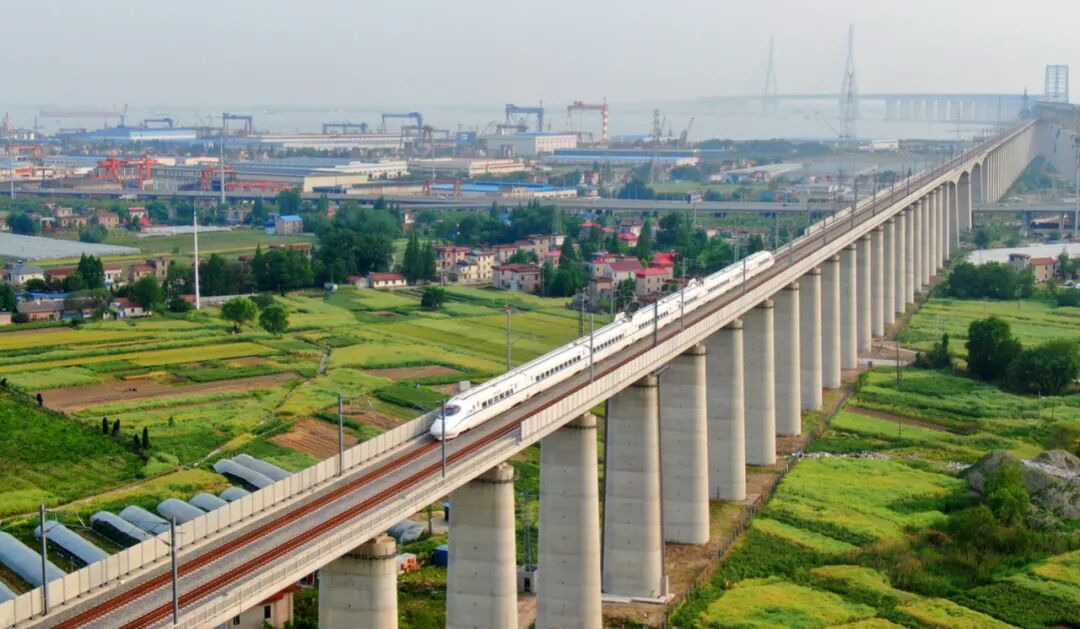 以构建综合立体交通走廊为引领,铁路,水路,航空建设纵深推进,对接长江
