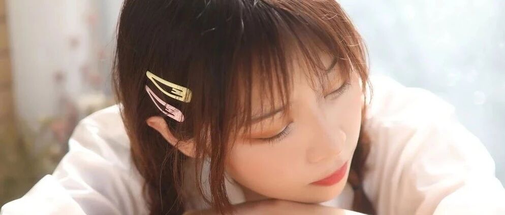 搞笑GIF：前女友给介绍的现女友，我感觉她在陷害我