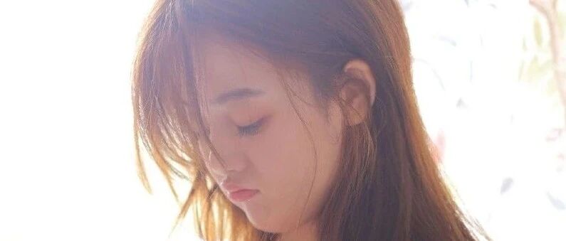 搞笑GIF：看的仿佛回到了学生时代，也是这样看别人的