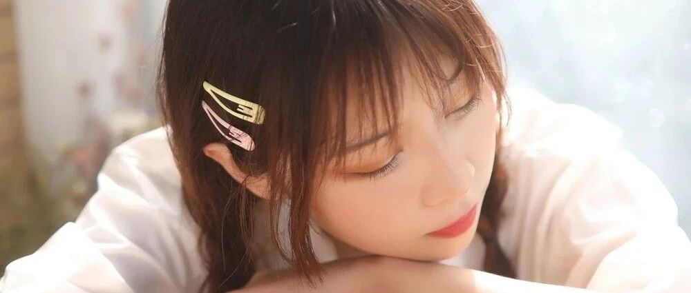 搞笑GIF：最佳损友，你差那条腿了，我帮你一下！