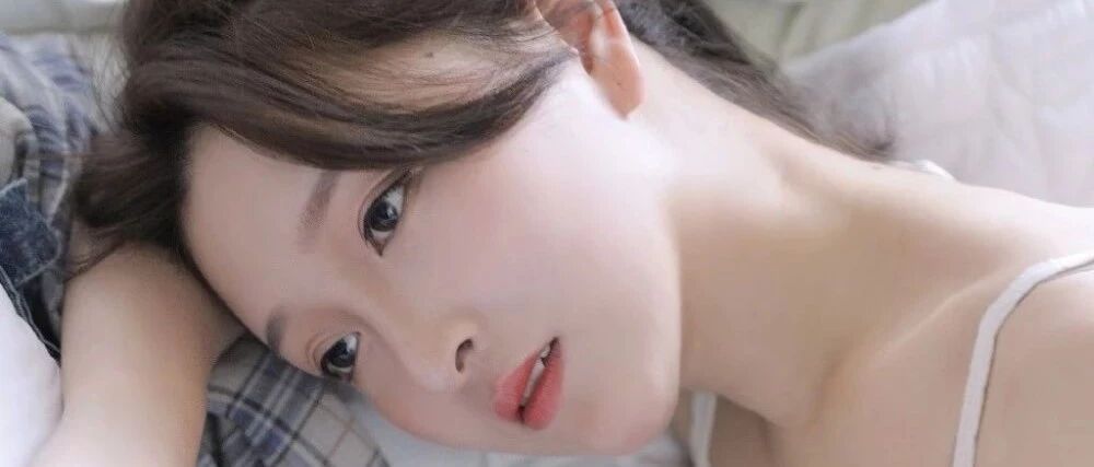 搞笑GIF：狗子：现在城市找不见土，只能吃砖头了