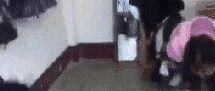 搞笑GIF：没有挖土的活了，来挖水洗车了