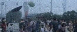 搞笑GIF：放风筝我倒是知道，放雨伞是搞什么鬼啊