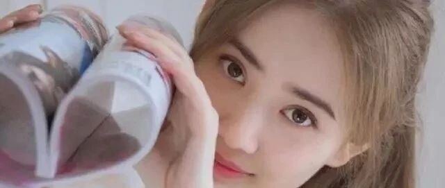 搞笑GIF：​我就想知道门口那两位在干什么