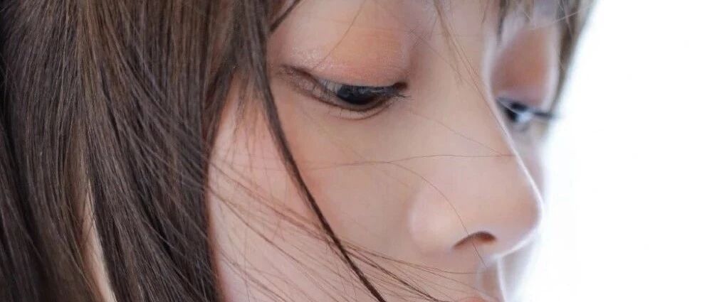 搞笑GIF：宿舍里我在打农药，而我的舍友们在