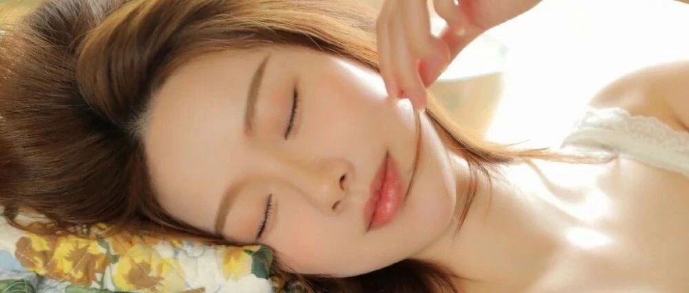 搞笑GIF：漂亮美女的跳高方法，真可爱，好想抱抱她​