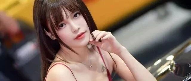 搞笑GIF：俗话说嘴大吃四方，​小姐姐这嘴我喜欢！