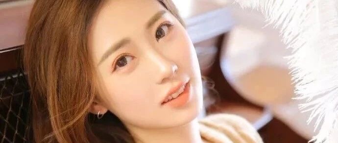 搞笑GIF：妹子：想撩我也不先打个招呼，调皮！