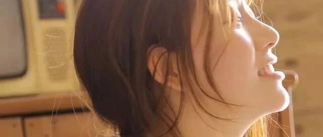 搞笑GIF：​穿脱方便，遇到爱刁难的客户直接脱鞋放大招？