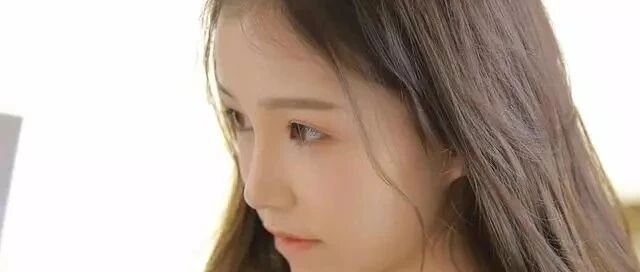 搞笑GIF：妹子这个瘾是真大啊，饭可以不吃的！