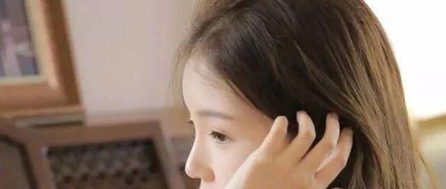 搞笑GIF：姑娘就你皮，手都这样了还要浪！