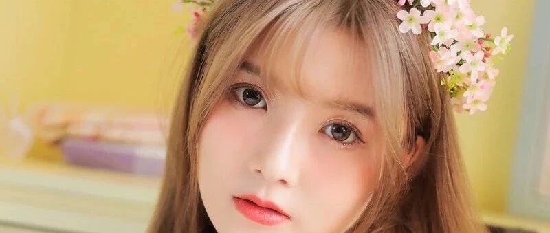 搞笑GIF：给你一个大嘴巴子，哎哎哎要被发现了！