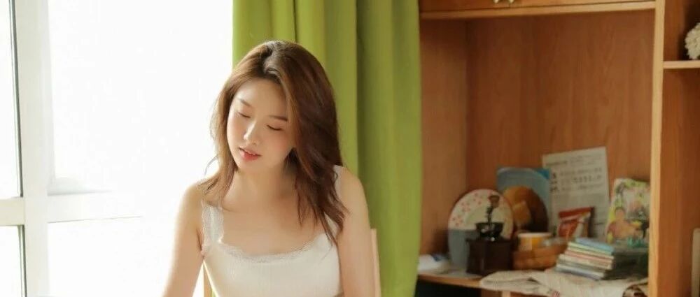 搞笑GIF：这怕油蹦脸上，把儿子光头强面具带上了！！